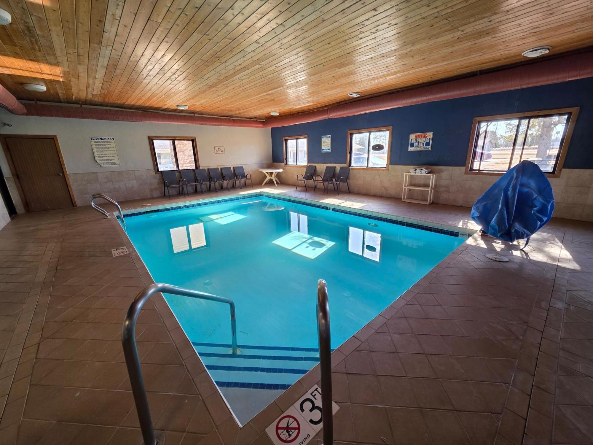 Super 8 By Wyndham Hayward Wi Motel Buitenkant foto