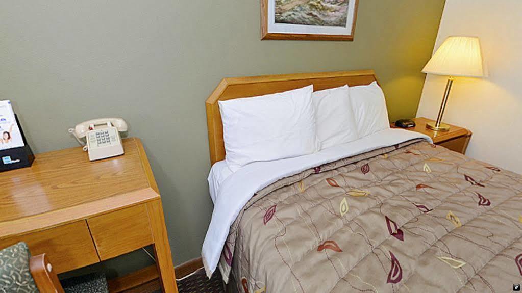 Super 8 By Wyndham Hayward Wi Motel Buitenkant foto